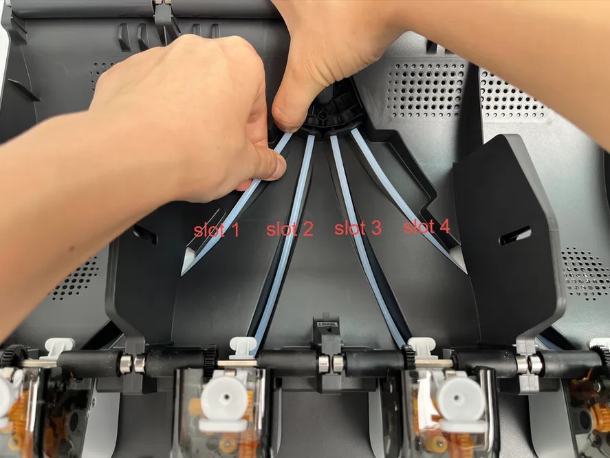 PTFE-slanger tilsluttes portene på filament-hubben
