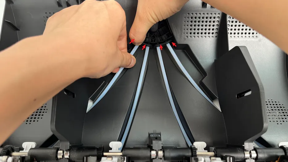 De 4 PTFE-slanger afbrydes fra lynkoblingerne
