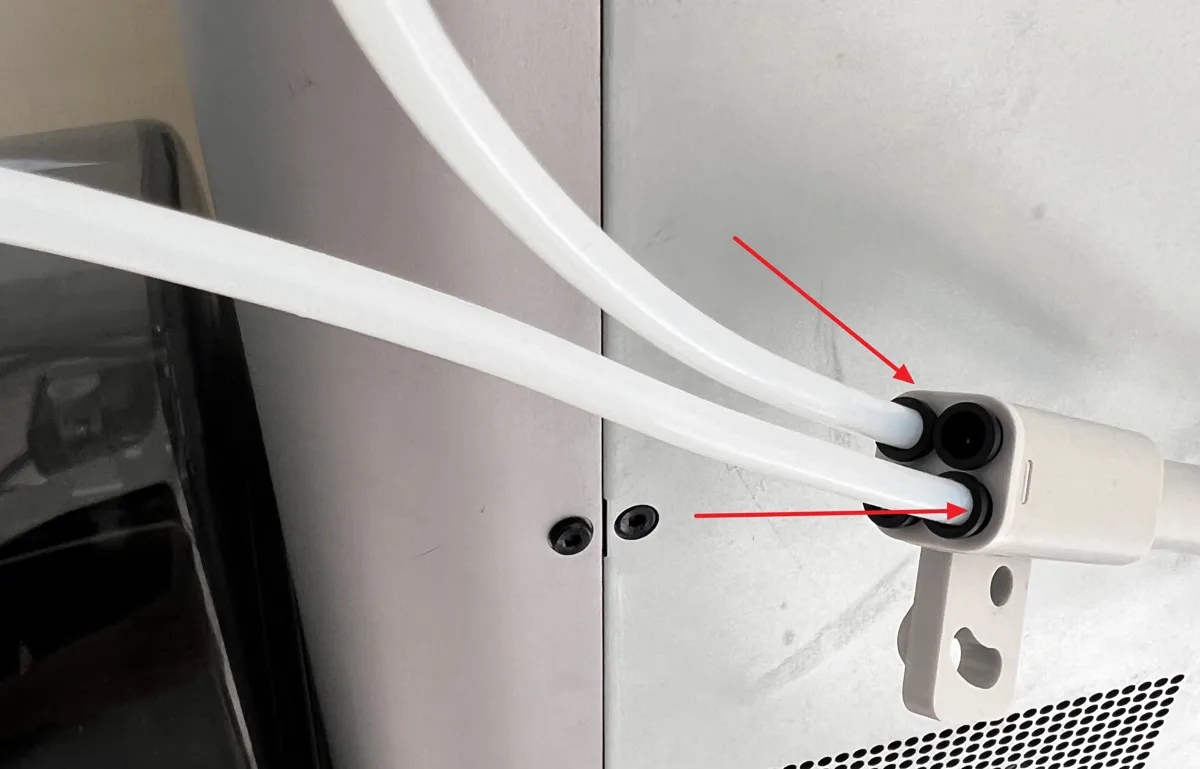 PTFE-slanger fra AMS-enhederne sat i adapterens indgangsporte