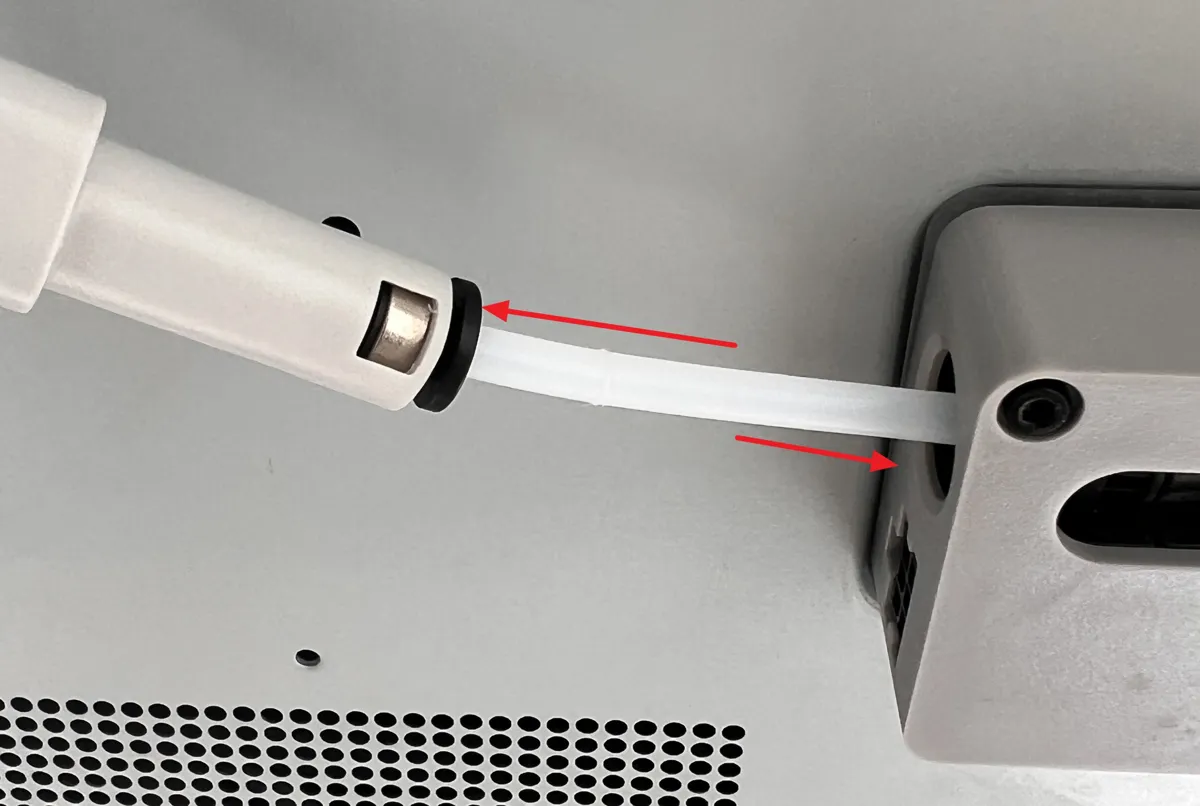 10 cm slange forbundet fra adapter til bufferens venstre indgangsport