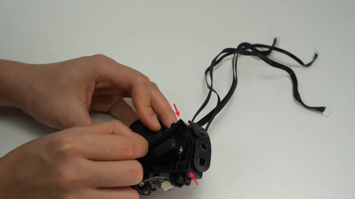 Pakningernes riller flugter med filament-hubbens øverste kant