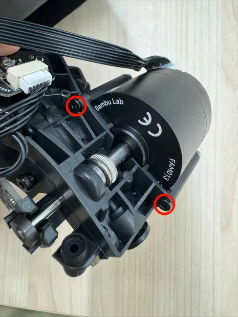 Placering af skruerne der holder motoren