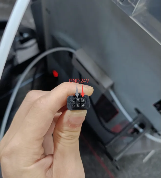 Måling af de to ben på 6-bens-kablet med multimeter