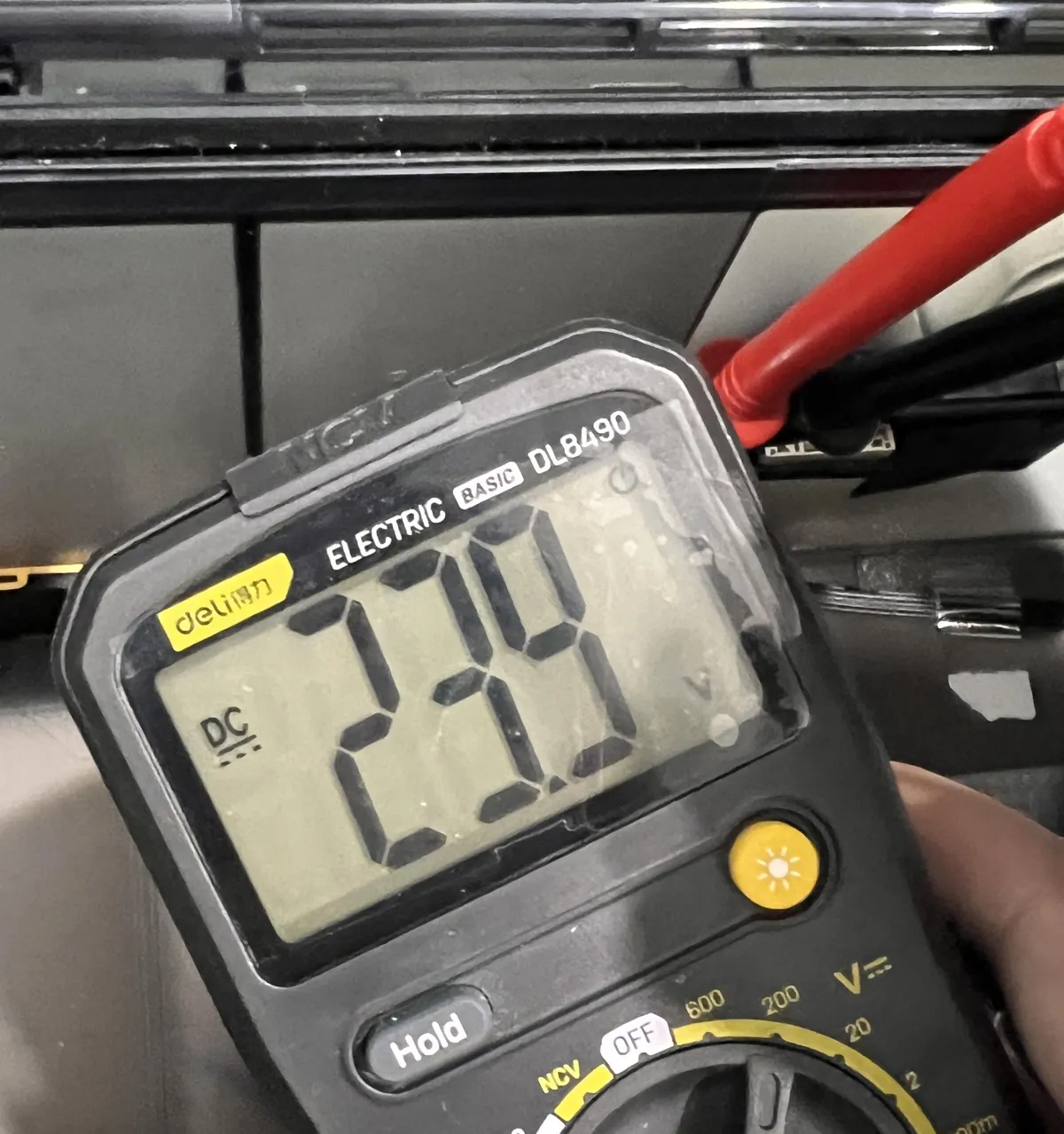 Multimeter viser 24V på strømkortet