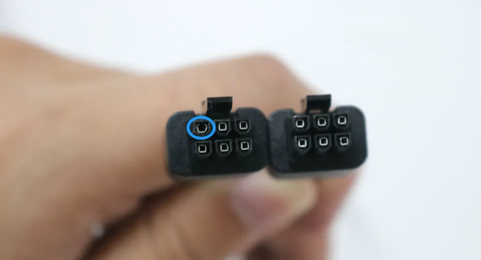 Kontrol af pins på 6-pin-kablet for deformering