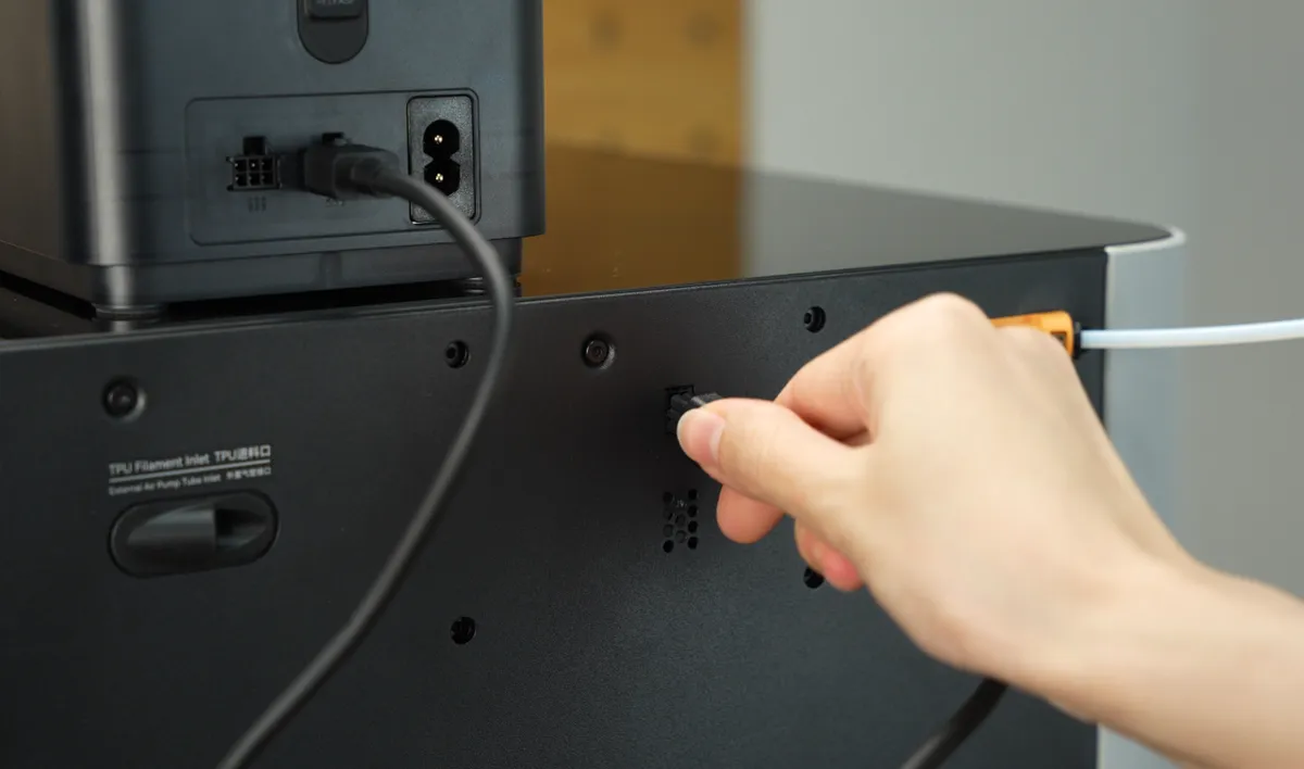 6-pin-kablet sættes i printeren