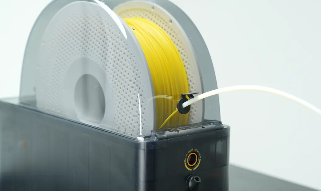 TPU-filament ført manuelt gennem PTFE-slangen fra AMS HT