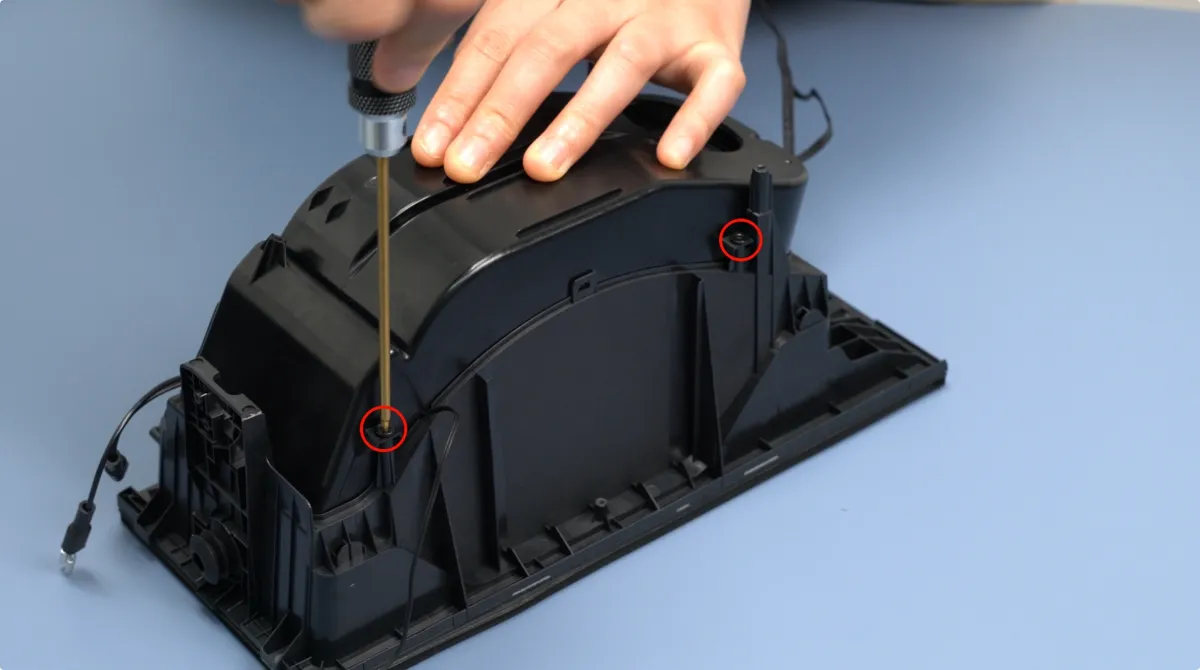 Skruer BT2x6 fjernes i den ene side af varmeenheden