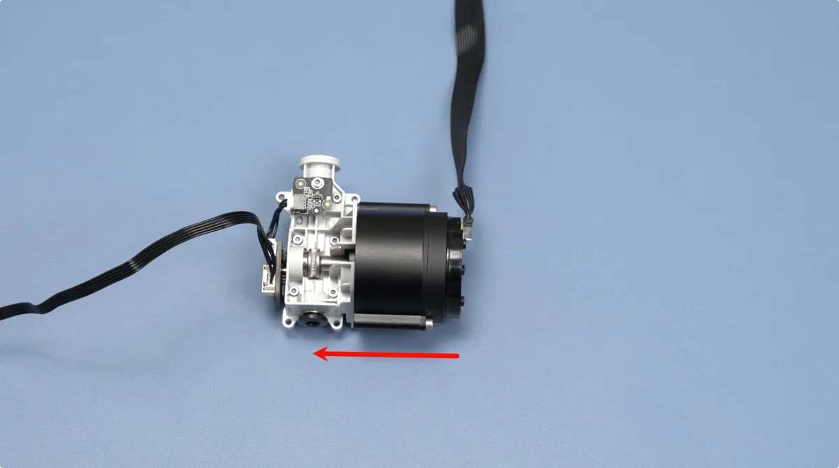 Motoren sættes i fremføreren så udløserknap og kabel vender samme vej