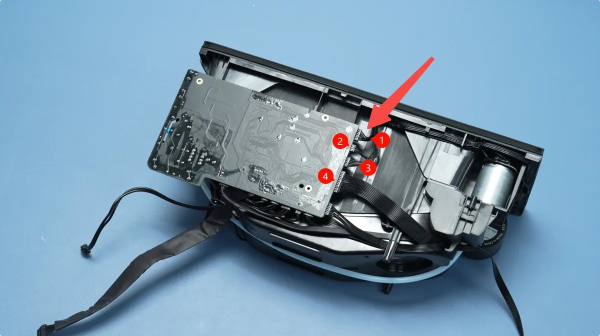 Stikket til tilbagetrækningsenhedens kabel på bundkortet