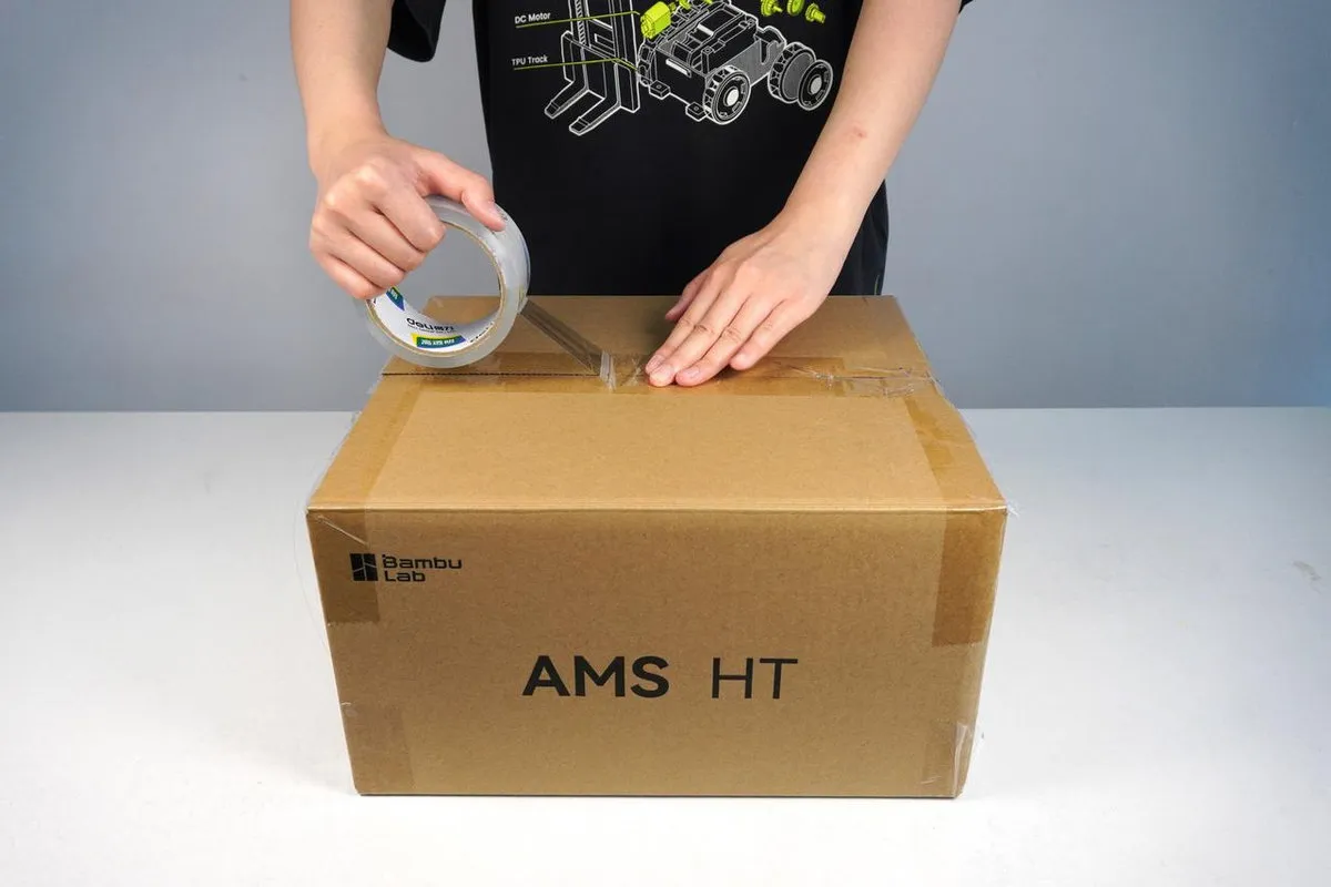 Den forseglede papkasse med AMS HT klar til forsendelse