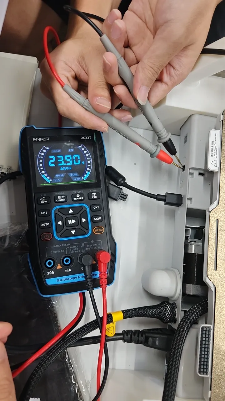 Multimeter viser cirka 24 V på printerens port