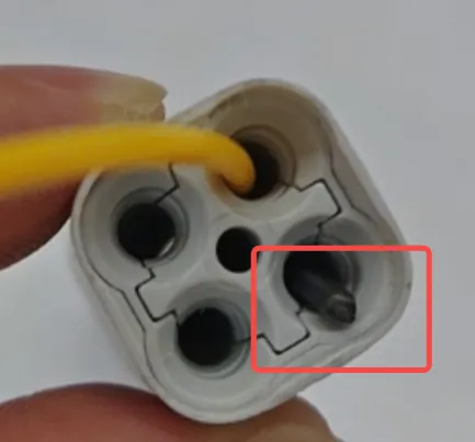 Knækket filament fjernes fra hubben med pincet