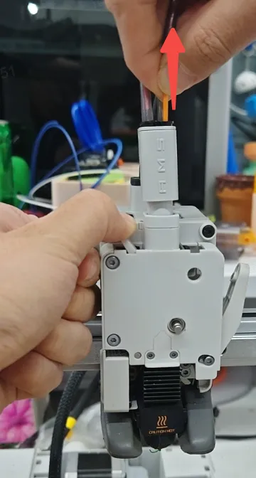 Det aktuelle filament fjernes fra printhovedet