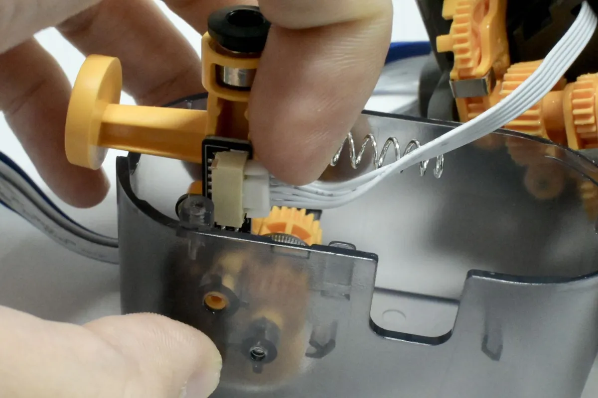 Kablet tilsluttes filament-tragtenheden