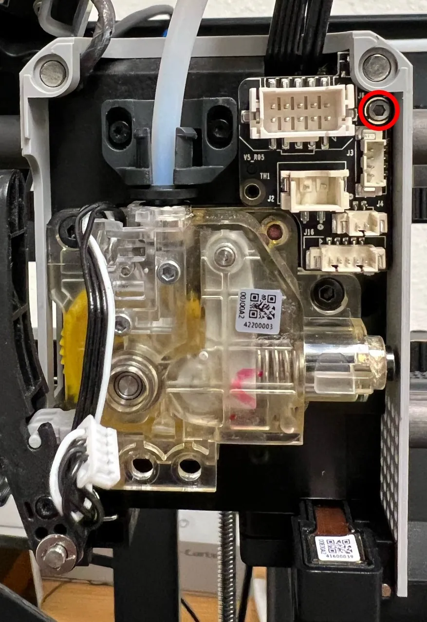 Skrue der holder V8 TH board