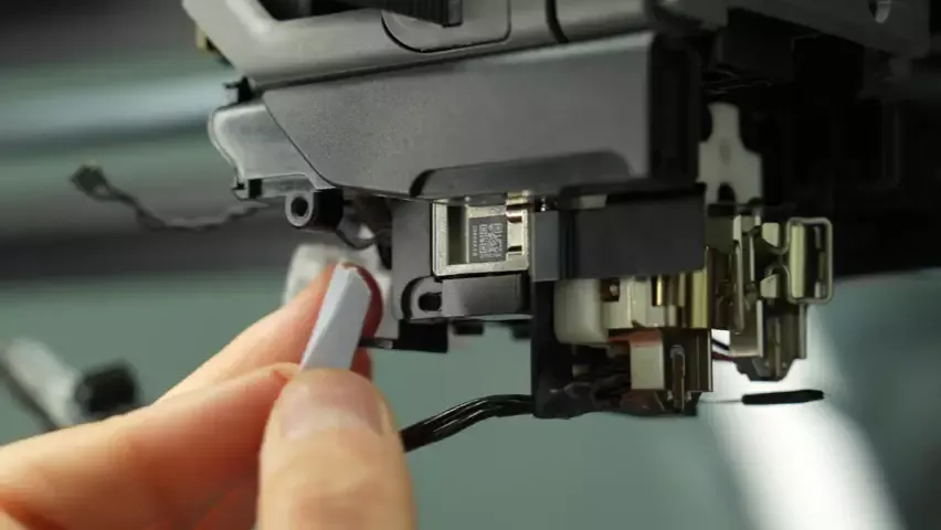 Indsætning af hvidt papir mellem sensor og løfteslæde