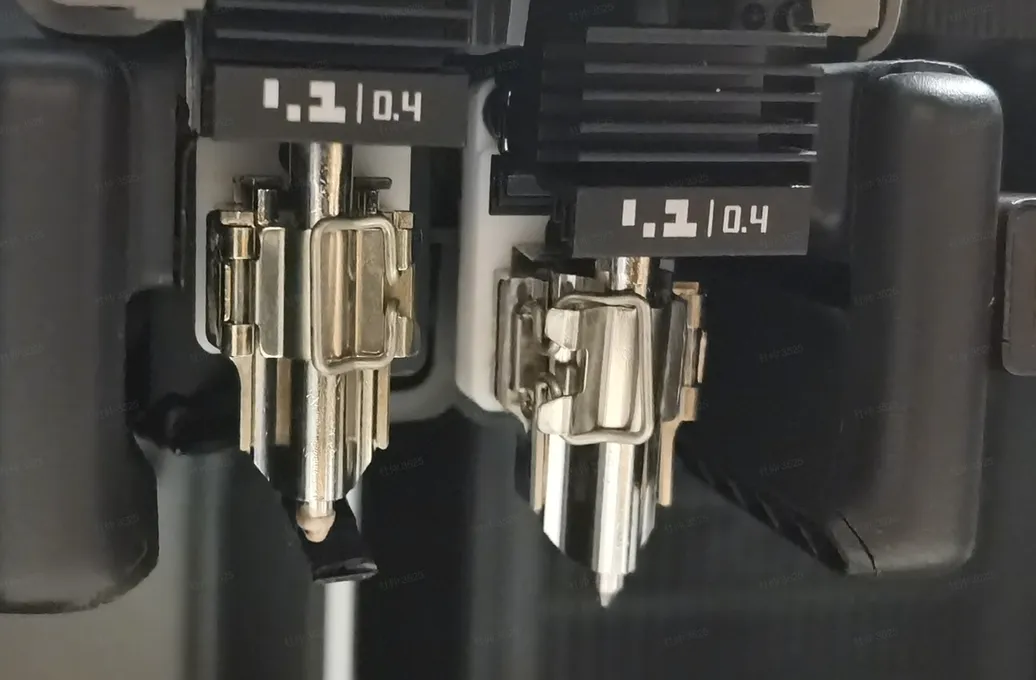 Extruderens hotend er ikke monteret korrekt (vist med højre hotend som eksempel)