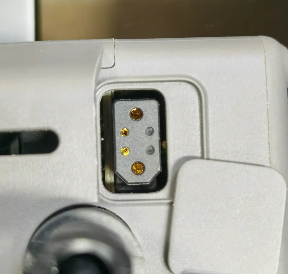 Nærbillede af lasermodulets strømstik og stikkets ben