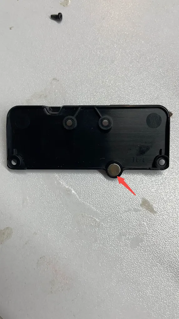 Magneter under blæserdækslet