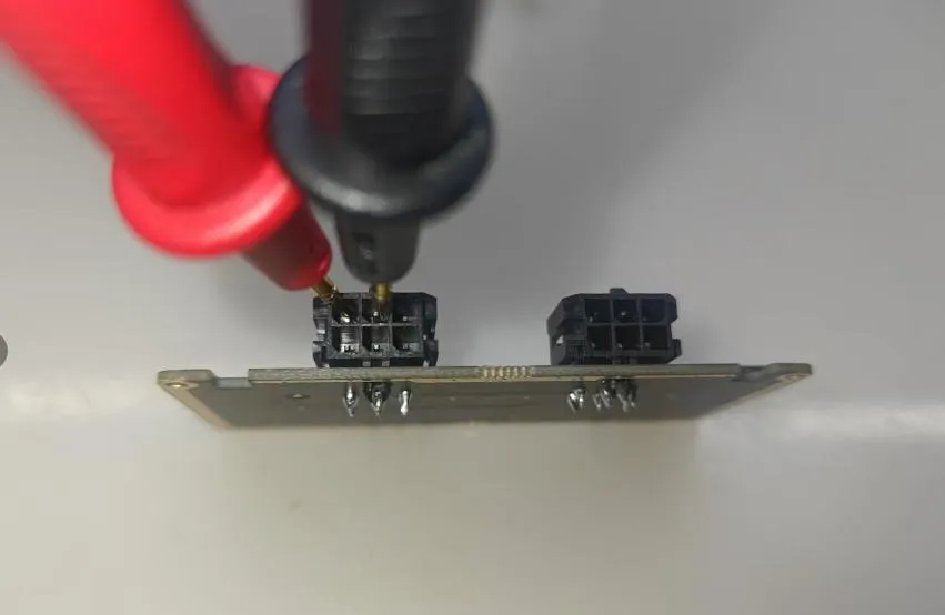 6-pin-målepunkt på blotlagt AMS-board
