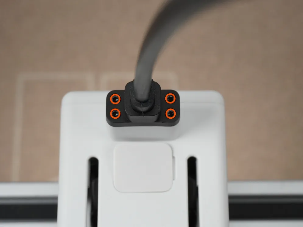 USB-porten oeverst paa printhovedet monteres igen efter loesning af de 4 skruer