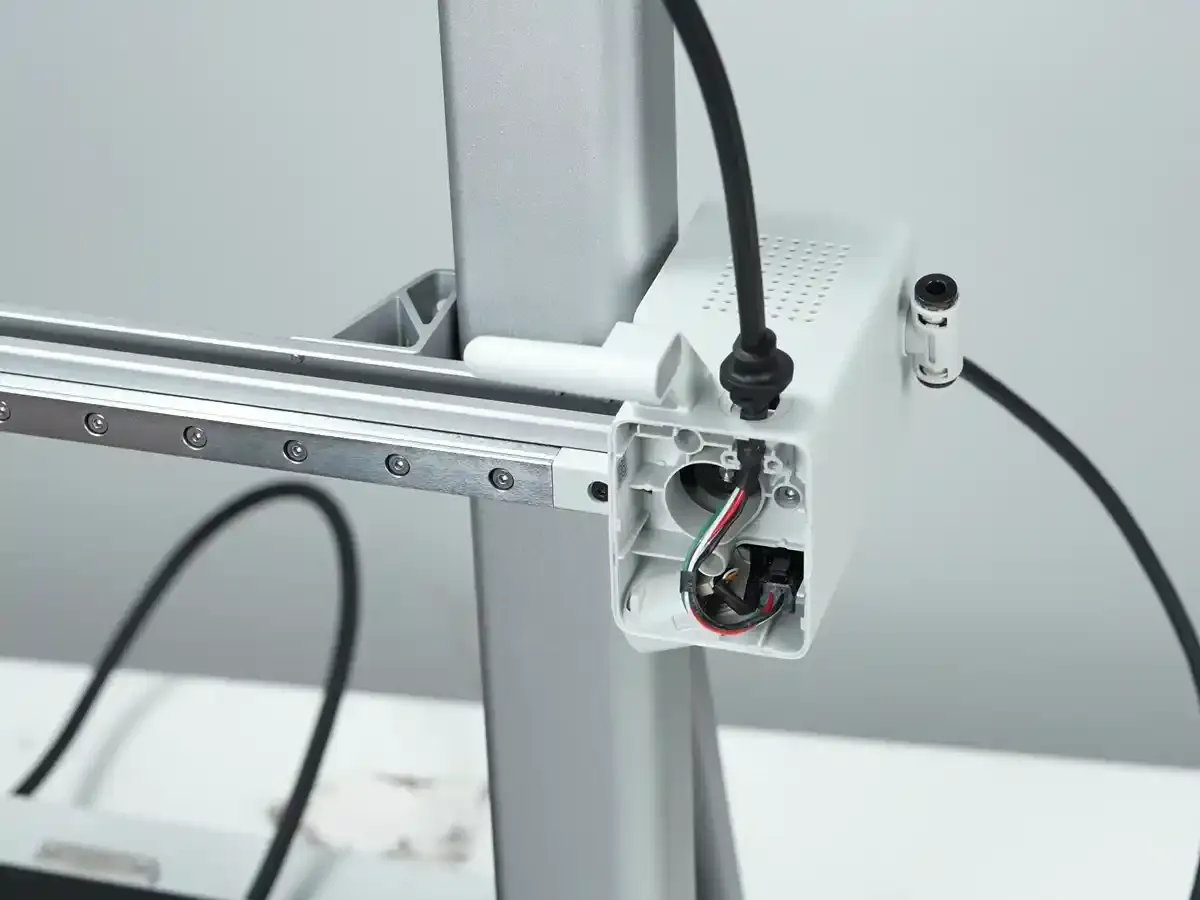 4-pin-kablet monteres igen i X-motorhuset