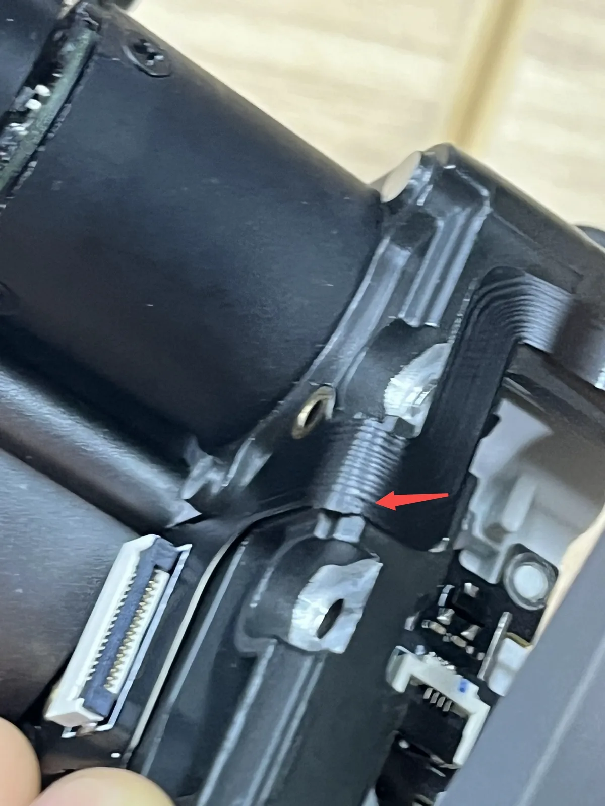 Isoleringstape lagt mellem kabel og metalramme