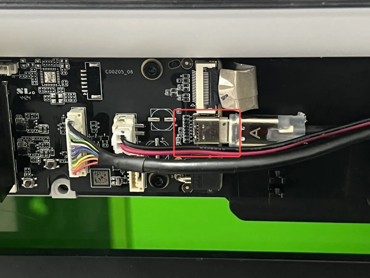 USB-C-kablets stik på AP-boardet