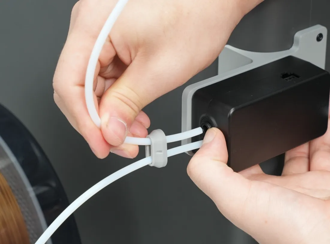 Låseklips og PTFE-slange fjernes ved indløbet på filament track switch