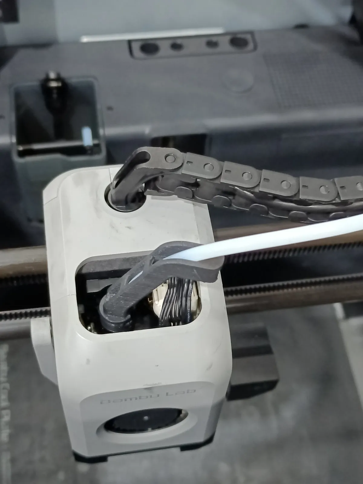 Montering af PTFE-slangebeslag over toolheaden