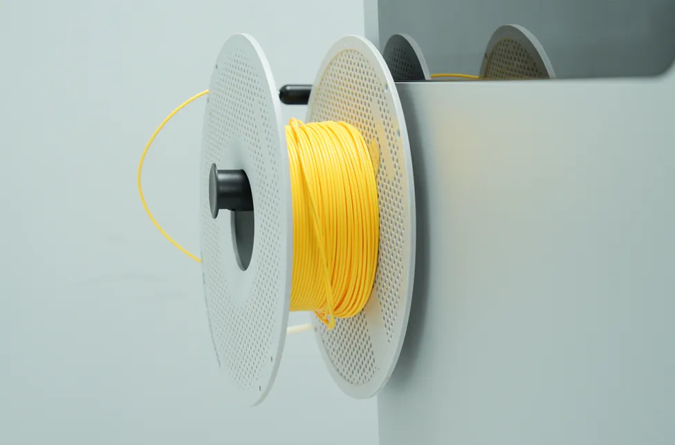 Filtret filament vikles ud eller skæres af