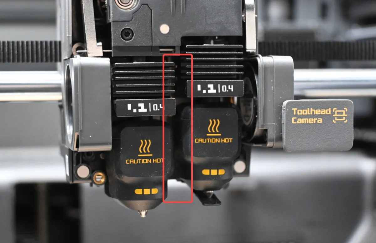 Kontrol af mellemrummene omkring begge hotends for filament
