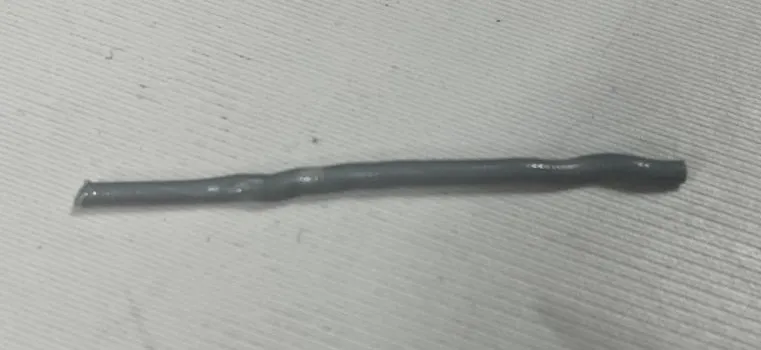 Bøjet filament trækkes manuelt ud af printhovedet