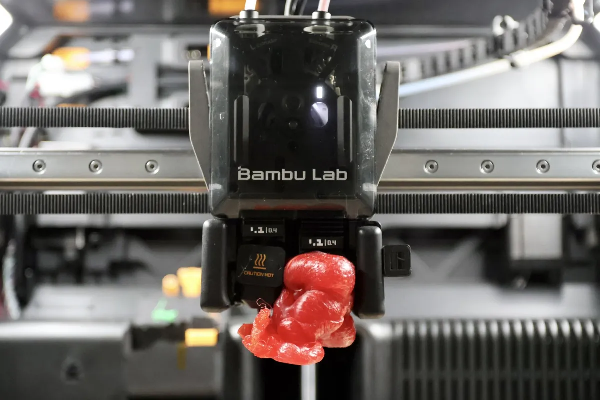 Kraftig filamentklump (blob) samlet omkring hotend