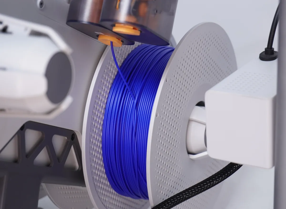 Spole med filament, der kontrolleres for sammenfiltring