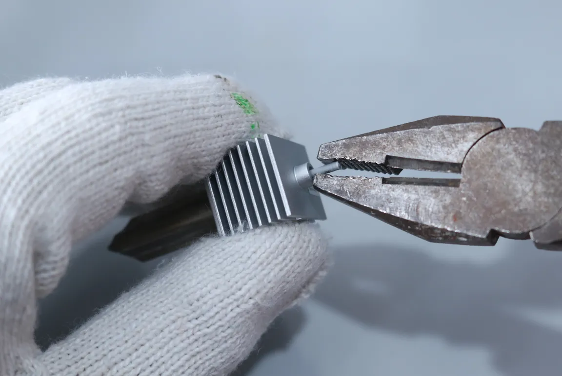 Træk resterende filament ud ved hotend-indgangen med en spidstang