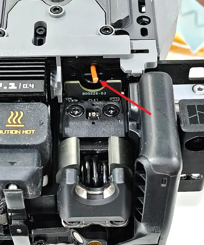 Filamenttråd, der stikker ud fra forbindelsen mellem toolhead og hotend
