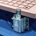 freya-250-cnc-fraeser-pneumatiske-loefteanslag.webp